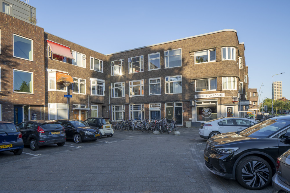 Winkel met bovenwoningen